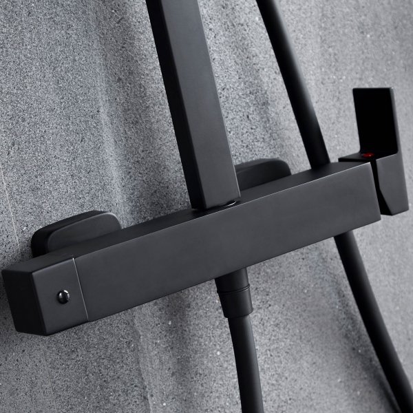 Komplett takdusjsett med hånddusj i kantet design | Svart Komplett takdusjsett med hånddusj i kantet design | Svart