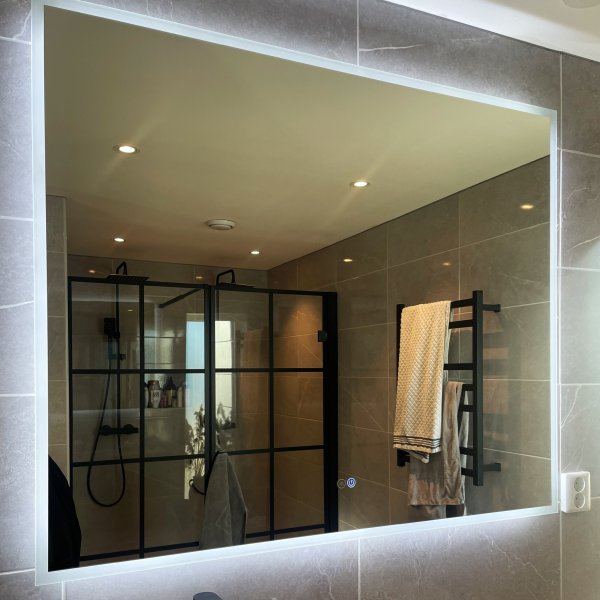 Baderomsspeil | LED-belysning og berøringsstyrt dimmer Baderomsspeil | LED-belysning og berøringsstyrt dimmer