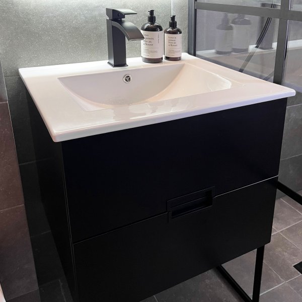 Baderomspakke | Kommode og sideskap i slitesterk MDF | LED speil Baderomspakke | Kommode og sideskap i slitesterk MDF | LED speil