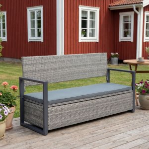 Hagebenk med oppbevaring | 165 cm | Kunstrotting grå | Puter inkludert | Boxvik Hagebenk med oppbevaring | 165 cm | Kunstrotting grå | Puter inkludert | Boxvik