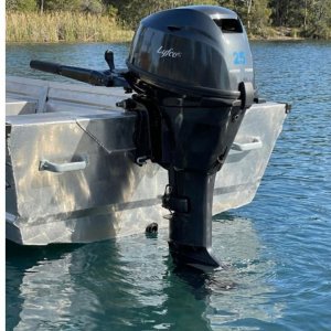 B�tmotor 25 hk | 2-sylindret 4-taktsmotor, kraftig og drivstoffeffektiv, 24 L drivstofftank, lang stamme