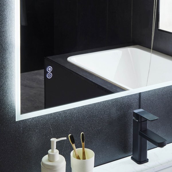 Speil med LED-belysning og antiduggfunksjon Speil med LED-belysning og antiduggfunksjon