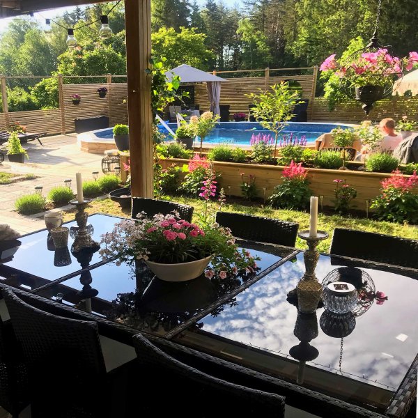 Spisegruppe utembler med 8 stoler | Puter inkludert | Kunstrotting