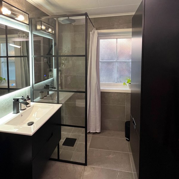 Dusjvegg med sort stang | 6 mm sikkerhetsglass Dusjvegg med sort stang | 6 mm sikkerhetsglass