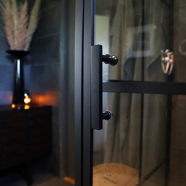 Dusjhjørne med sorte profiler | 6 mm sikkerhetsglass Dusjhjørne med sorte profiler | 6 mm sikkerhetsglass