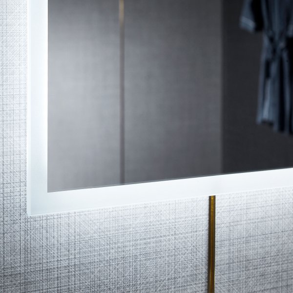 Stort speil med LED-belysning og antiduggfunksjon Stort speil med LED-belysning og antiduggfunksjon