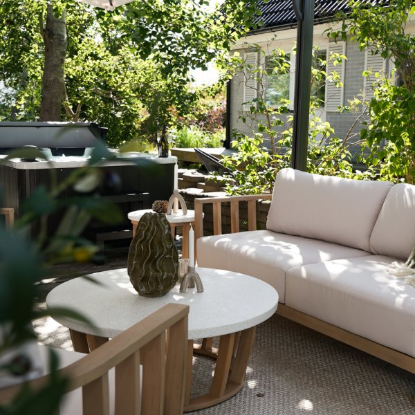 Loungegruppe i akasie og terrazzo | Hagem�bler med puter i lin | Lyfco Storvik | Natur