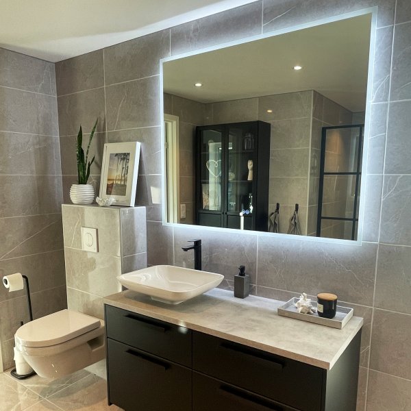 Baderomsspeil | LED-belysning og berøringsstyrt dimmer Baderomsspeil | LED-belysning og berøringsstyrt dimmer